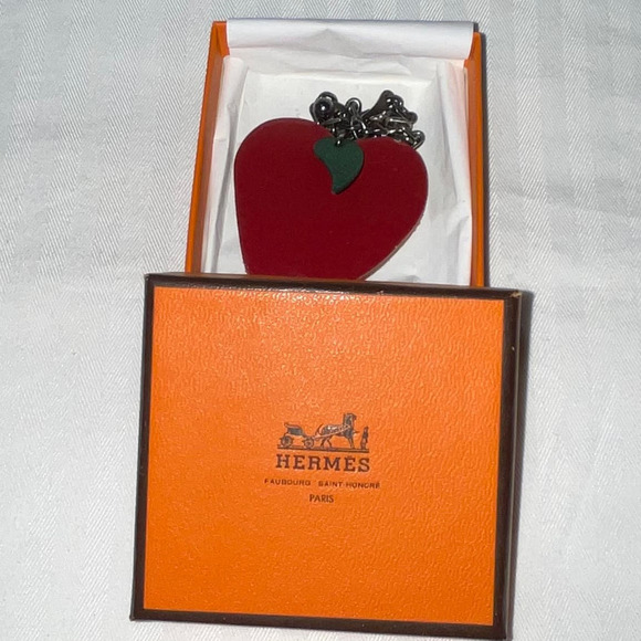 Hermès Hermes Red Apple shaped charm with gunmetal chain attachment Boxed - Picture 13 of 13